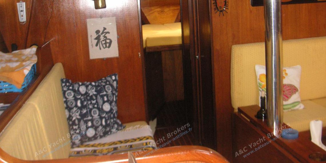 Wauquiez Amphitrite 43 : Accès cabine avant depuis le carré Wauquiez Amphitrite 43 : Accès cabine avant depuis le carré