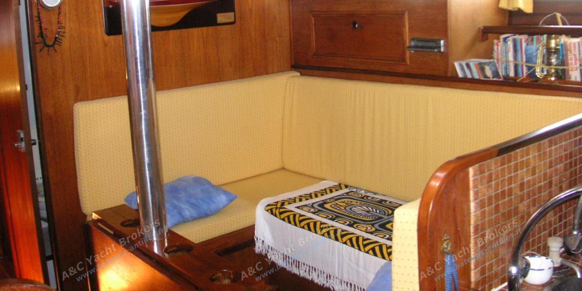 Wauquiez Amphitrite 43 : Table du carré et banquette Wauquiez Amphitrite 43 : Table du carré et banquette