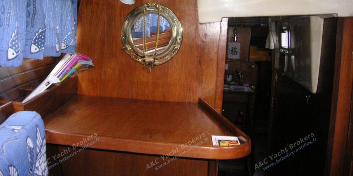 Wauquiez Amphitrite 43 : Coin bureau dans la cabine arrière Wauquiez Amphitrite 43 : Coin bureau dans la cabine arrière