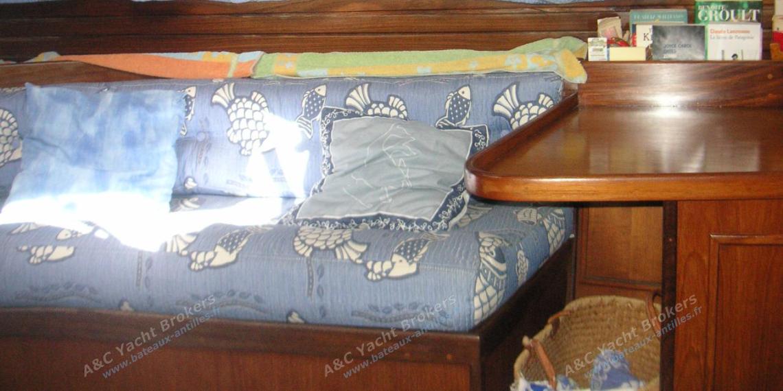 Wauquiez Amphitrite 43 : Coin bureau et banquette Wauquiez Amphitrite 43 : Coin bureau et banquette