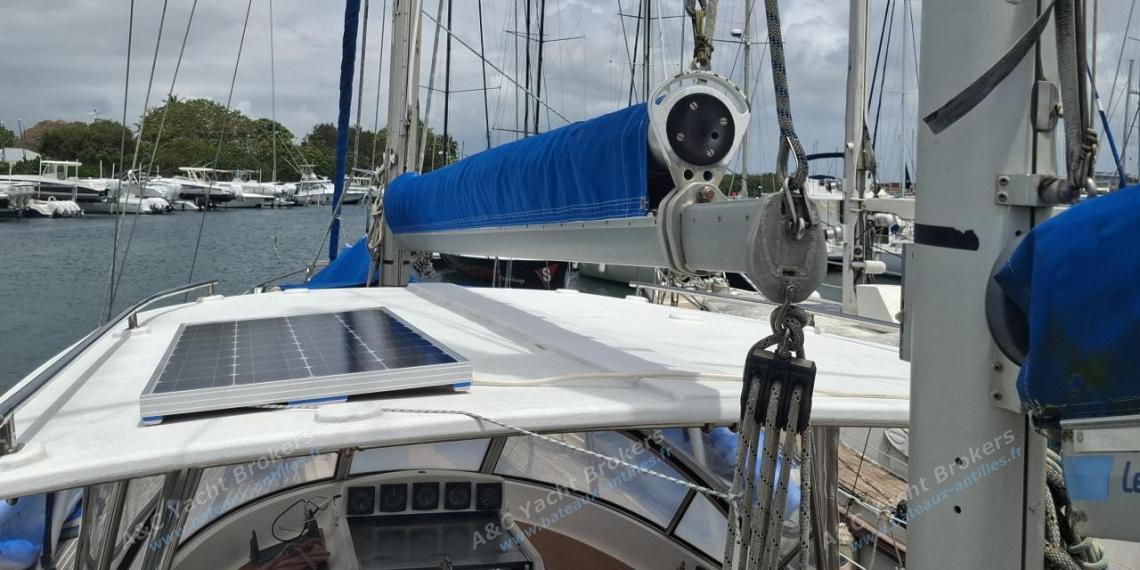 Wauquiez Amphitrite 43 : Bimini rigide Wauquiez Amphitrite 43 : Bimini rigide