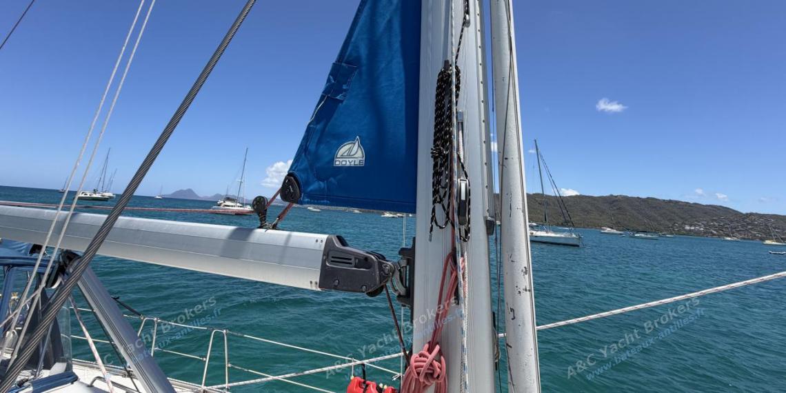 Bavaria 46 : Grand-voile sur enrouleur dans le mât Bavaria 46 : Grand-voile sur enrouleur dans le mât
