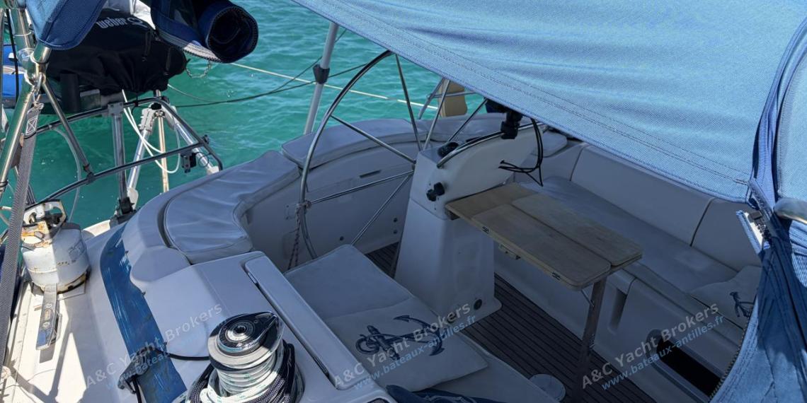 Bavaria 46 : Cockpit vu depuis le passavant tribord Bavaria 46 : Cockpit vu depuis le passavant tribord