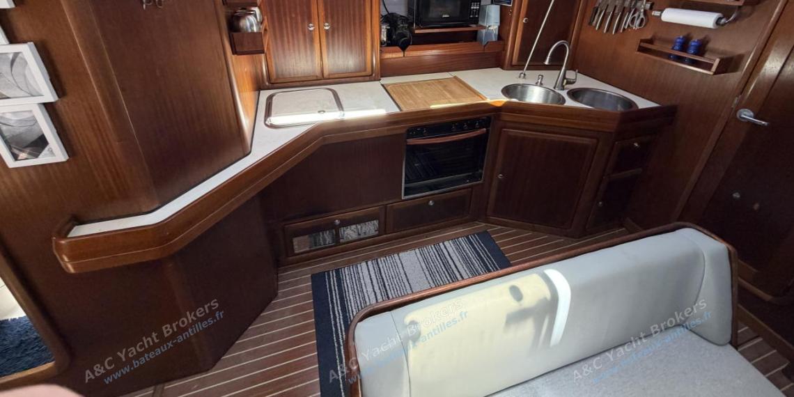 Bavaria 46 : Cuisine vue depuis le carré Bavaria 46 : Cuisine vue depuis le carré