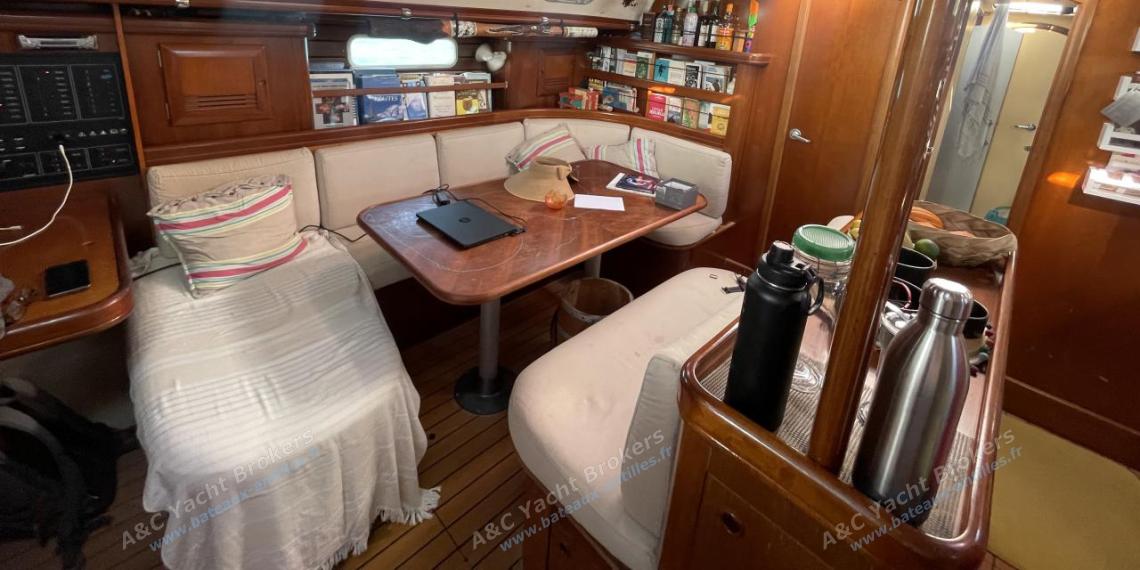 Bénéteau 50 : Table du carré et banquette Bénéteau 50 : Table du carré et banquette