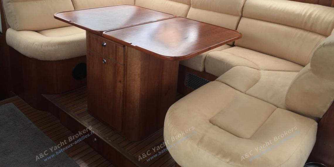 Catana 471 Owner Version : Table du carré et banquette Catana 471 Owner Version : Table du carré et banquette