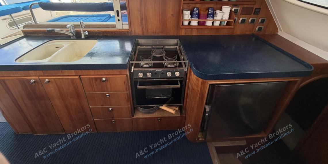 Catana 471 Owner Version : Cuisine vue depuis le carré Catana 471 Owner Version : Cuisine vue depuis le carré