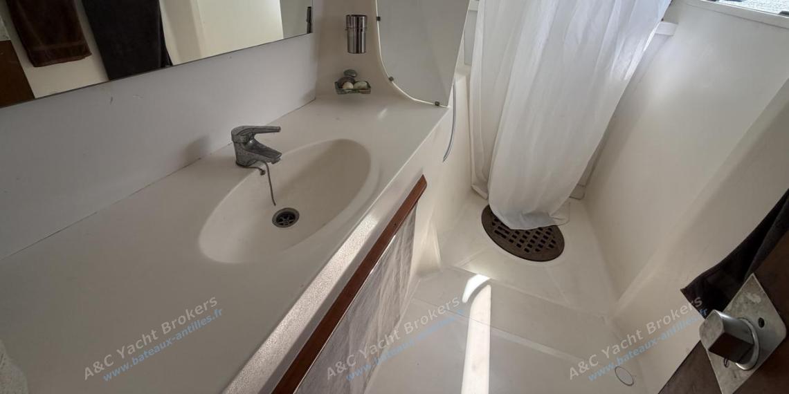 Catana 471 Owner Version : Salle d'eau dans suite propriétaire autre vue Catana 471 Owner Version : Salle d'eau dans suite propriétaire autre vue