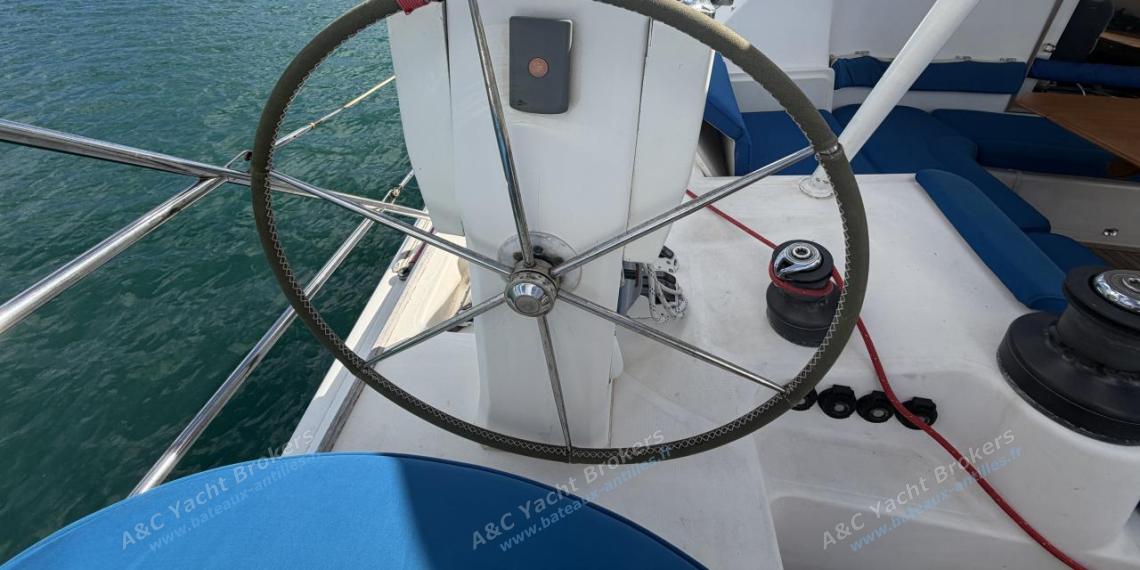 Catana 471 Owner Version : Poste de barre bâbord Catana 471 Owner Version : Poste de barre bâbord