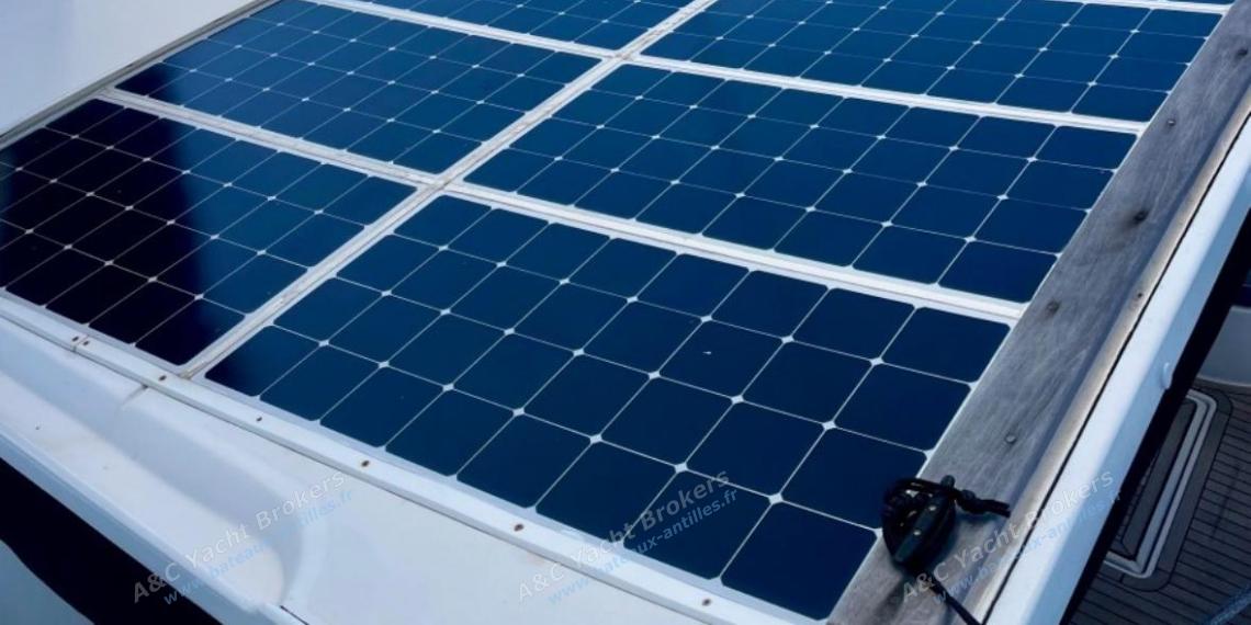 Catana 471 Version propriétaire : Panneaux solaires autre vue Catana 471 Version propriétaire : Panneaux solaires autre vue