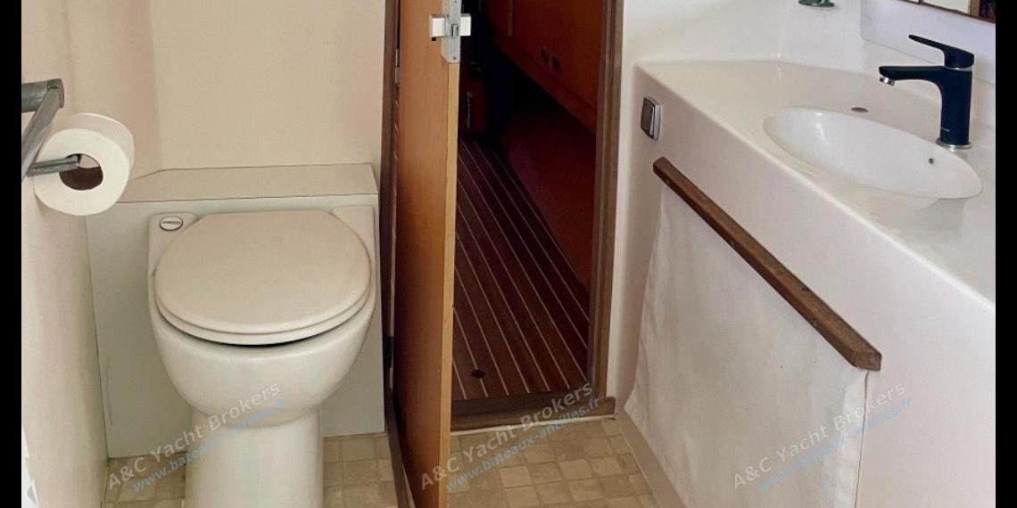 Catana 471 Version propriétaire : Salle d'eau a l'avant tribord Catana 471 Version propriétaire : Salle d'eau a l'avant tribord