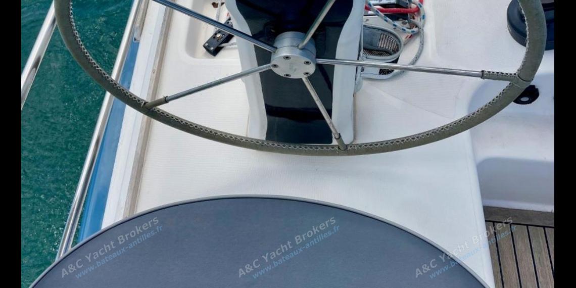 Catana 471 Version propriétaire : Poste de barre bâbord Catana 471 Version propriétaire : Poste de barre bâbord