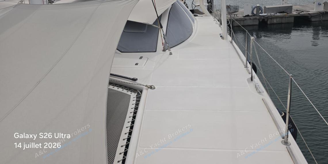 Catana Catana 582 : Passavant bâbord vu depuis l'étrave bâbord Catana Catana 582 : Passavant bâbord vu depuis l'étrave bâbord