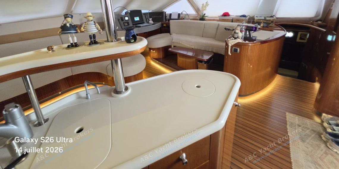 Catana Catana 582 : Carré vu depuis la cuisine Catana Catana 582 : Carré vu depuis la cuisine