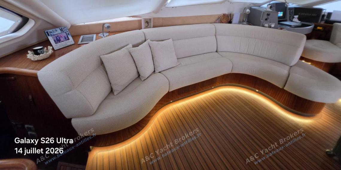 Catana Catana 582 : Banquette du carré vue depuis la cuisine Catana Catana 582 : Banquette du carré vue depuis la cuisine