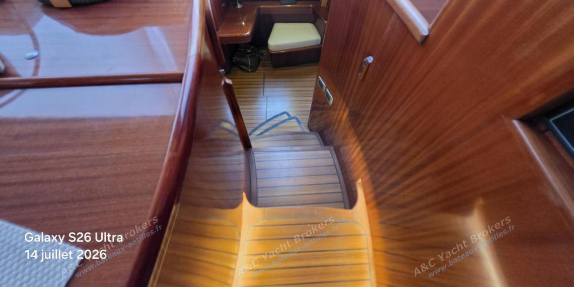 Catana Catana 582 : Accès à la suite propriétaire dans la coque tribord Catana Catana 582 : Accès à la suite propriétaire dans la coque tribord