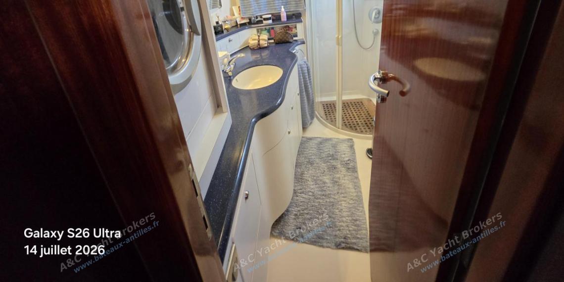 Catana Catana 582 : Salle d'eau dans la suite propriétaire Catana Catana 582 : Salle d'eau dans la suite propriétaire