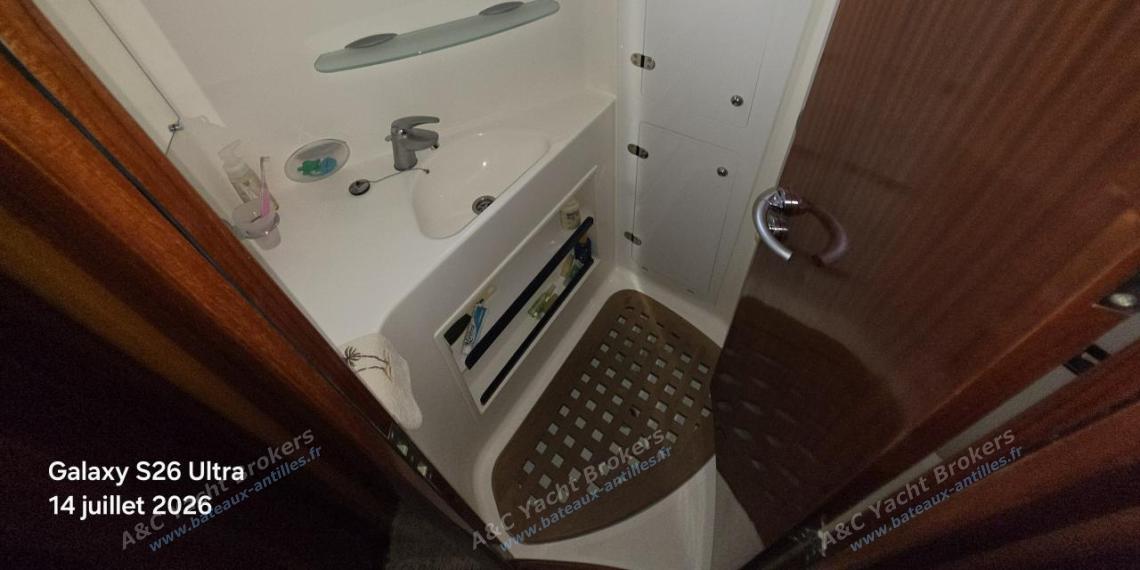 Catana Catana 582 : Salle d'eau arrière bâbord Catana Catana 582 : Salle d'eau arrière bâbord
