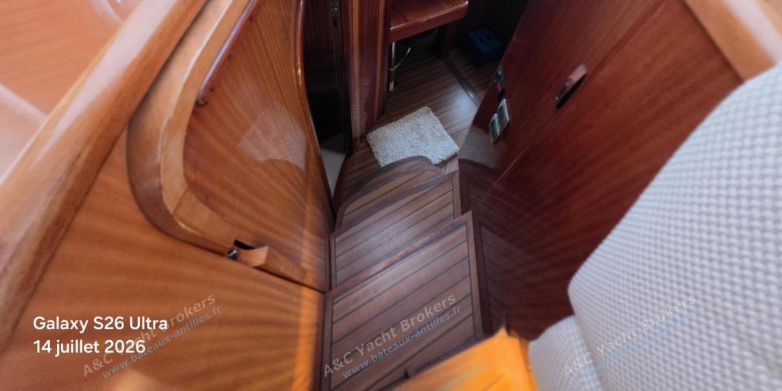 Catana Catana 582 : Accès cabine avant bâbord Catana Catana 582 : Accès cabine avant bâbord