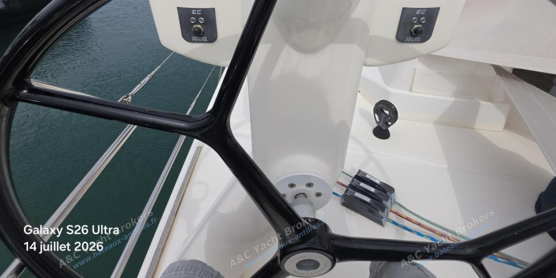 Catana Catana 582 : Poste de barre bâbord Catana Catana 582 : Poste de barre bâbord