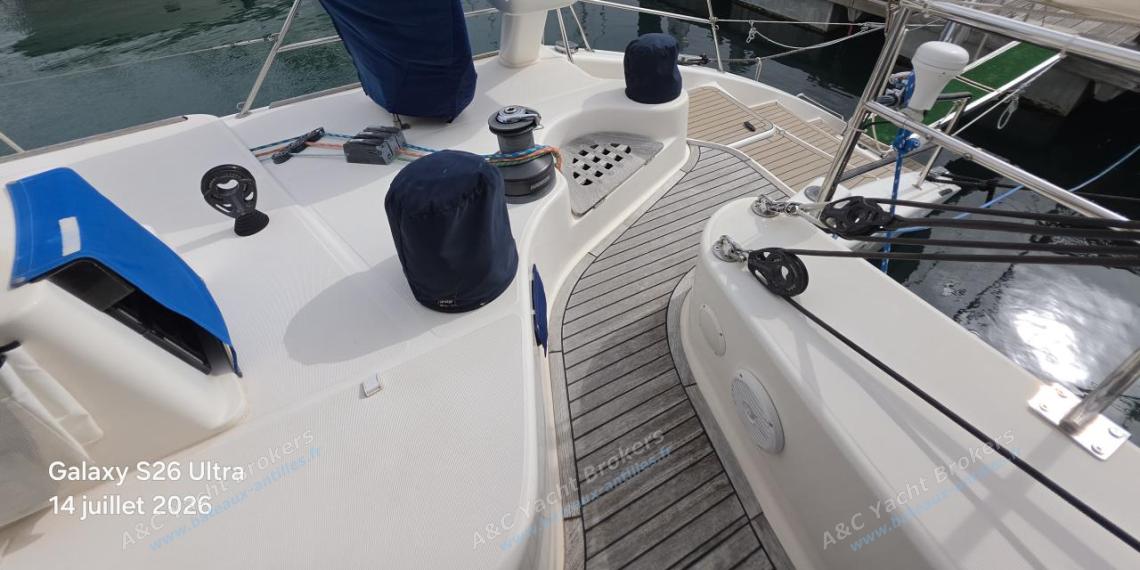 Catana Catana 582 : Poste de barre tribord vu depuis le cockpit Catana Catana 582 : Poste de barre tribord vu depuis le cockpit