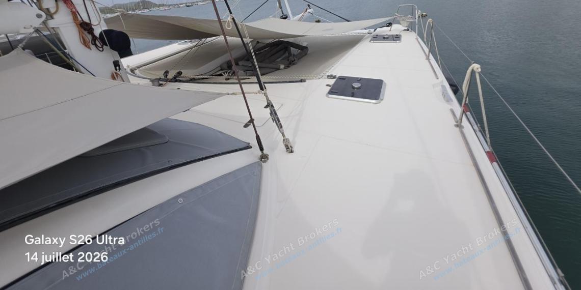 Catana Catana 582 : Passavant tribord autre vue Catana Catana 582 : Passavant tribord autre vue
