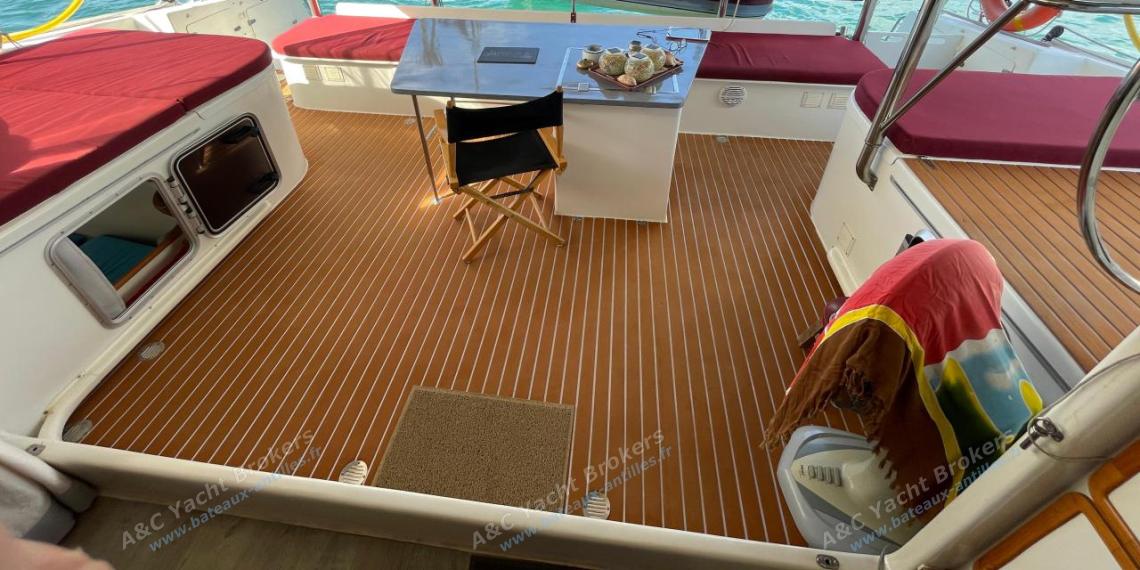 Catathai Catathai Grand-voyage 44 : Cockpit vu depuis le carré Catathai Catathai Grand-voyage 44 : Cockpit vu depuis le carré