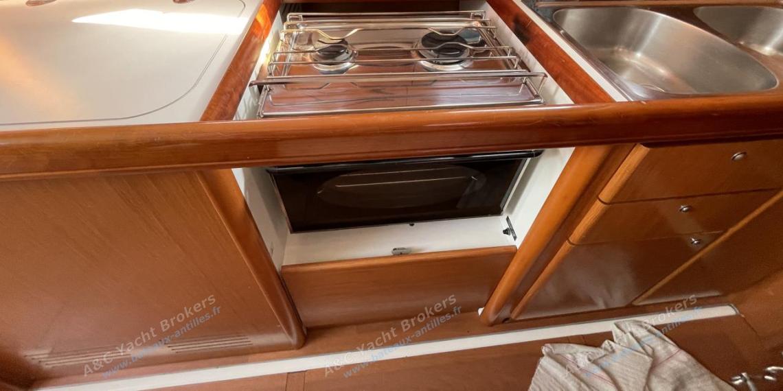 Bénéteau Cyclades 39.3 : Cuisinière deux feux avec four Bénéteau Cyclades 39.3 : Cuisinière deux feux avec four