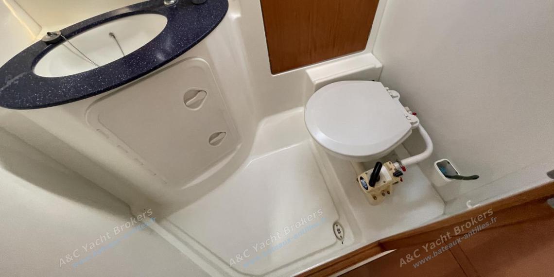 Bénéteau Cyclades 39.3 : Salle d'eau dans la cabine avant Bénéteau Cyclades 39.3 : Salle d'eau dans la cabine avant