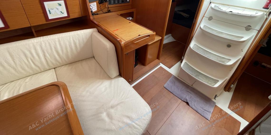 Bénéteau Cyclades 39.3 : Accès au cockpit vu depuis la cuisine Bénéteau Cyclades 39.3 : Accès au cockpit vu depuis la cuisine