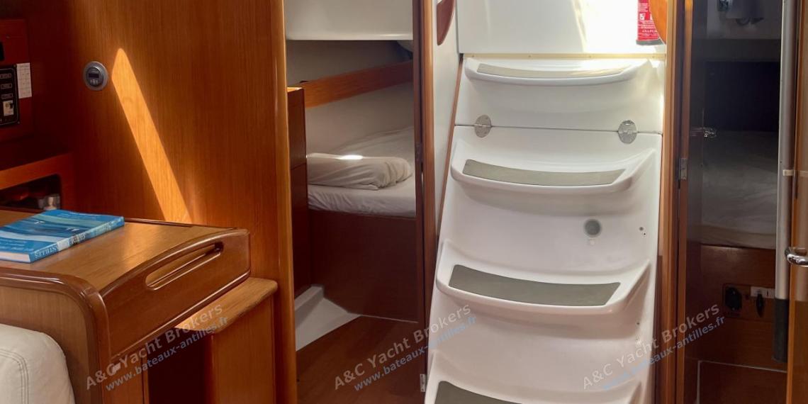 Bénéteau Cyclades 39.3 : Accès au cockpit vu depuis la cuisine autre vue Bénéteau Cyclades 39.3 : Accès au cockpit vu depuis la cuisine autre vue