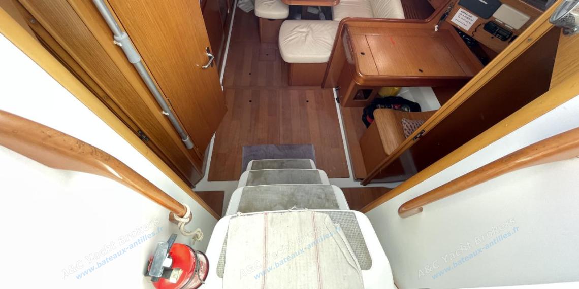 Bénéteau Cyclades 39.3 : Vue d'ensemble du carré depuis le cockpit Bénéteau Cyclades 39.3 : Vue d'ensemble du carré depuis le cockpit