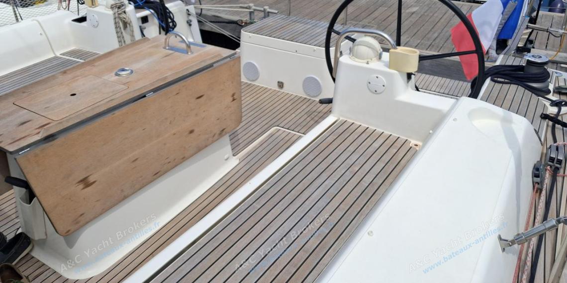 Dufour 500 Grand'Large : Cockpit et poste de barre bâbord Dufour 500 Grand'Large : Cockpit et poste de barre bâbord