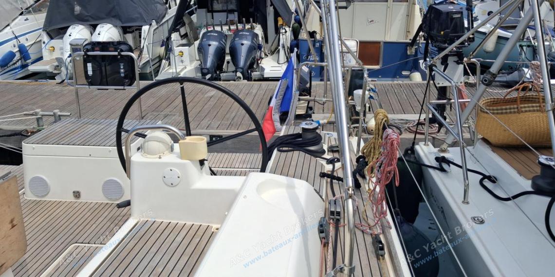 Dufour 500 Grand'Large : Poste de barre bâbord autre vue Dufour 500 Grand'Large : Poste de barre bâbord autre vue