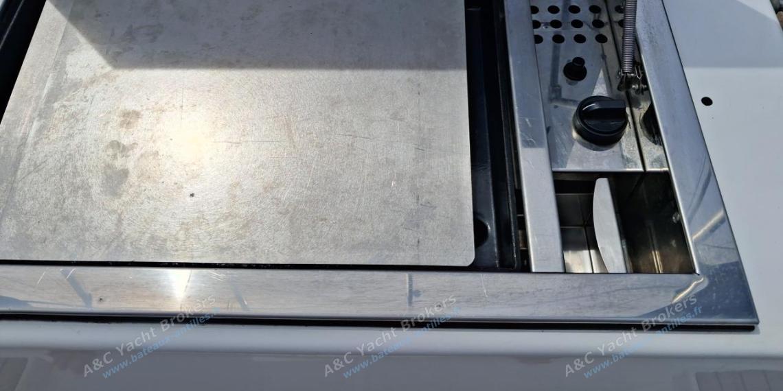 Dufour 500 Grand'Large : Plancha fixe dans le cockpit Dufour 500 Grand'Large : Plancha fixe dans le cockpit