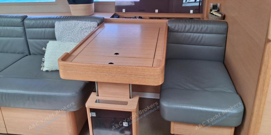 Dufour 500 Grand'Large : Table à cartes sur tribord Dufour 500 Grand'Large : Table à cartes sur tribord