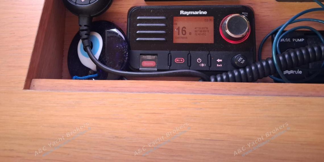 Dufour 500 Grand'Large : Electronique à la table à cartes Dufour 500 Grand'Large : Electronique à la table à cartes