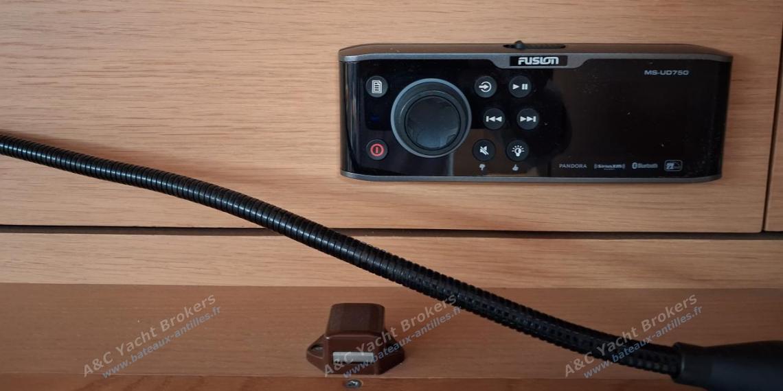 Dufour 500 Grand'Large : Radio Fusion et controleur de charge à la table à cartes Dufour 500 Grand'Large : Radio Fusion et controleur de charge à la table à cartes