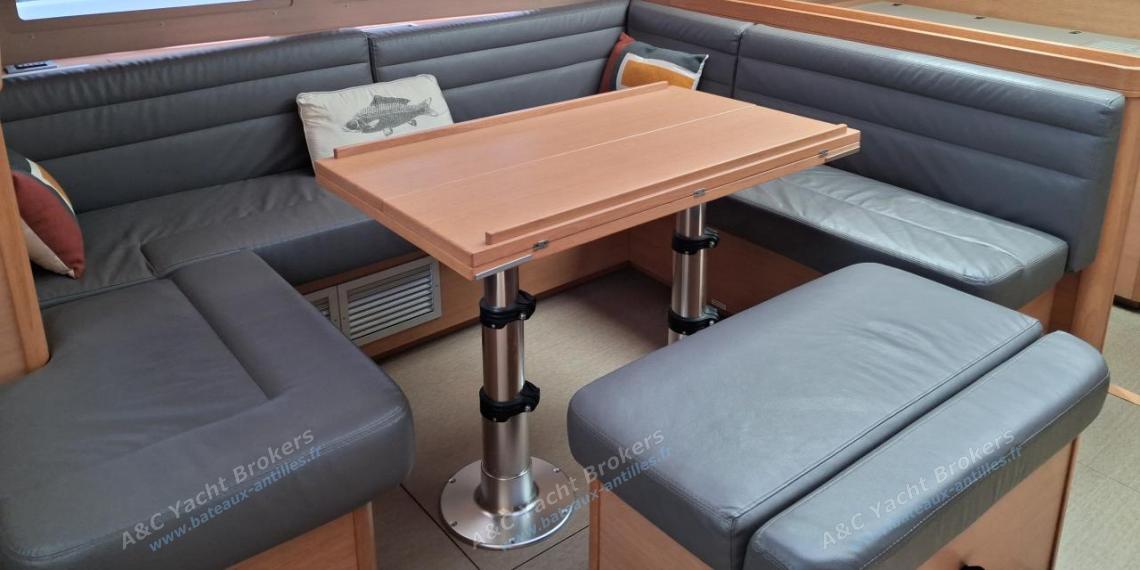 Dufour 500 Grand'Large : Table du carré et banquette Dufour 500 Grand'Large : Table du carré et banquette