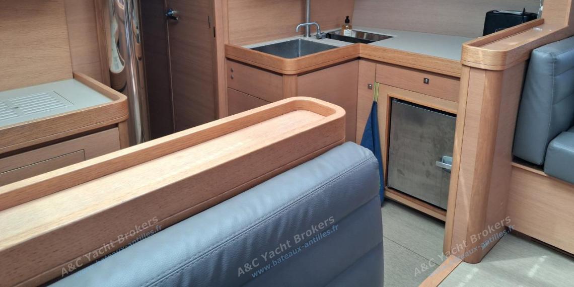 Dufour 500 Grand'Large : Cuisine en avant du carré autre vue Dufour 500 Grand'Large : Cuisine en avant du carré autre vue