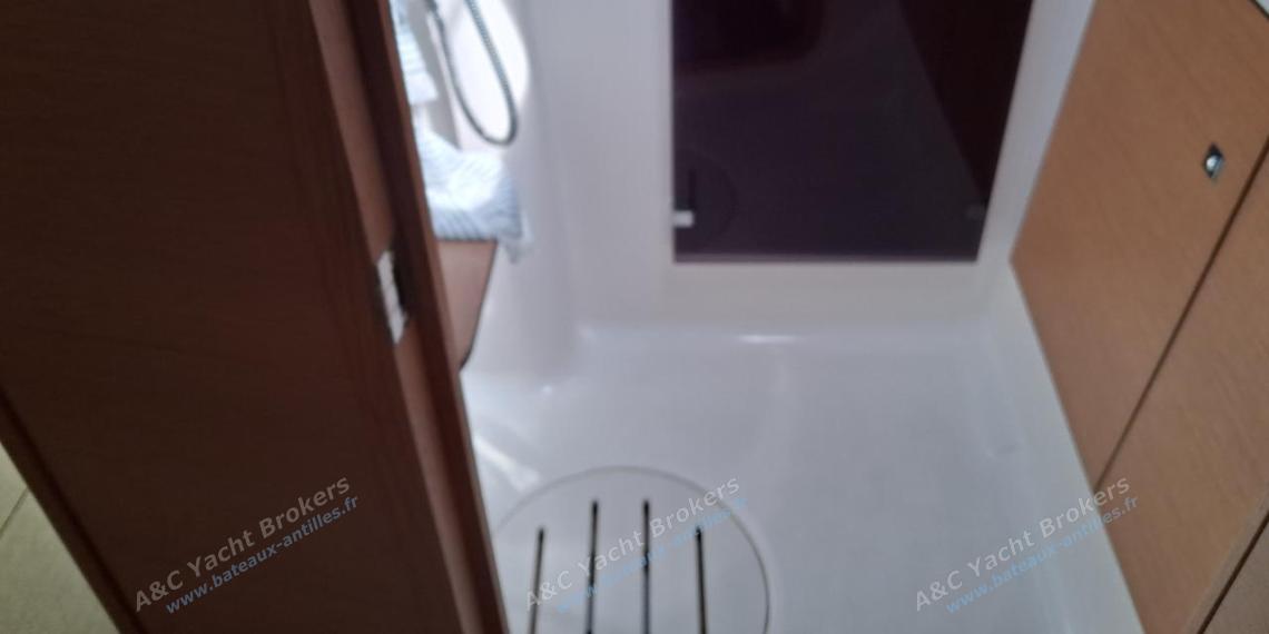 Dufour 500 Grand'Large : Salle d'eau dans la cabine avant Dufour 500 Grand'Large : Salle d'eau dans la cabine avant