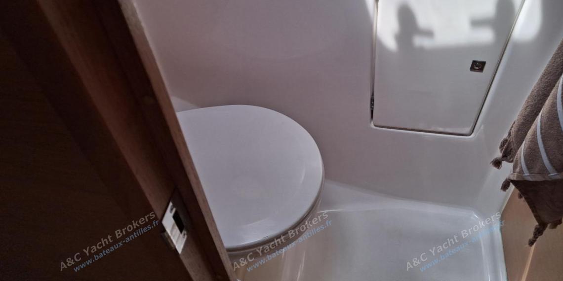 Dufour 500 Grand'Large : Toilette dans la cabine avant Dufour 500 Grand'Large : Toilette dans la cabine avant