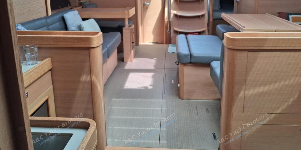 Dufour 500 Grand'Large : Carré vu depuis la cabine avant Dufour 500 Grand'Large : Carré vu depuis la cabine avant