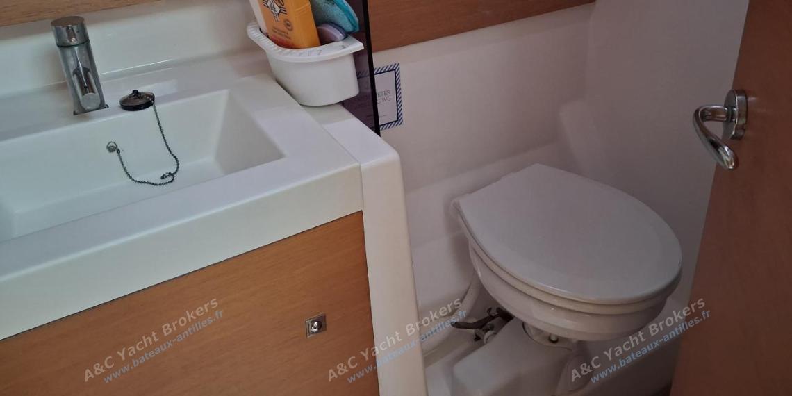 Dufour 500 Grand'Large : Salle d'eau arrière bâbord Dufour 500 Grand'Large : Salle d'eau arrière bâbord