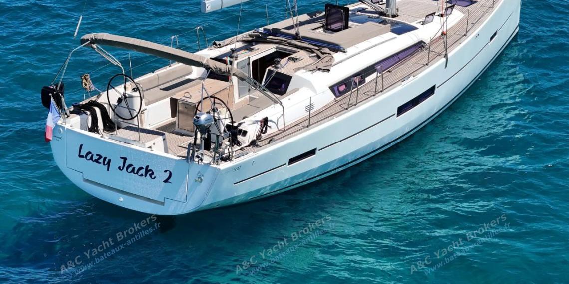 Dufour 500 Grand'Large : Jupe arrière fermée Dufour 500 Grand'Large : Jupe arrière fermée