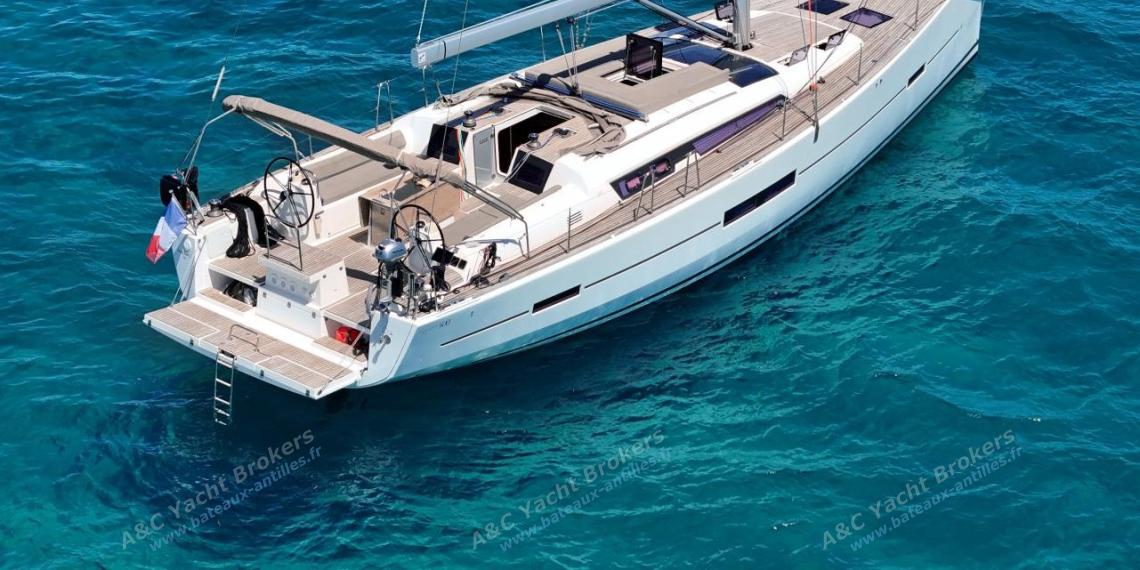 Dufour 500 Grand'Large : Jupe arrière ouverte Dufour 500 Grand'Large : Jupe arrière ouverte