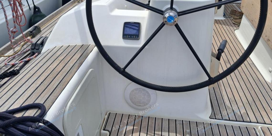 Dufour 500 Grand'Large : Poste de barre bâbord Dufour 500 Grand'Large : Poste de barre bâbord