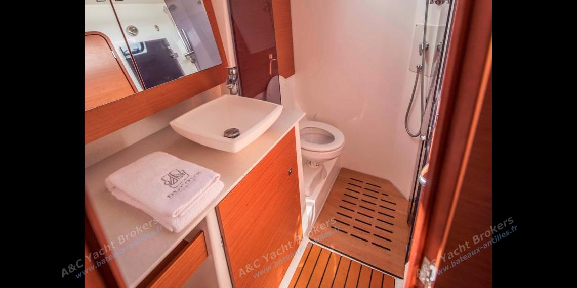 Dufour 520 Grand-Large : Salle d'eau Dufour 520 Grand-Large : Salle d'eau