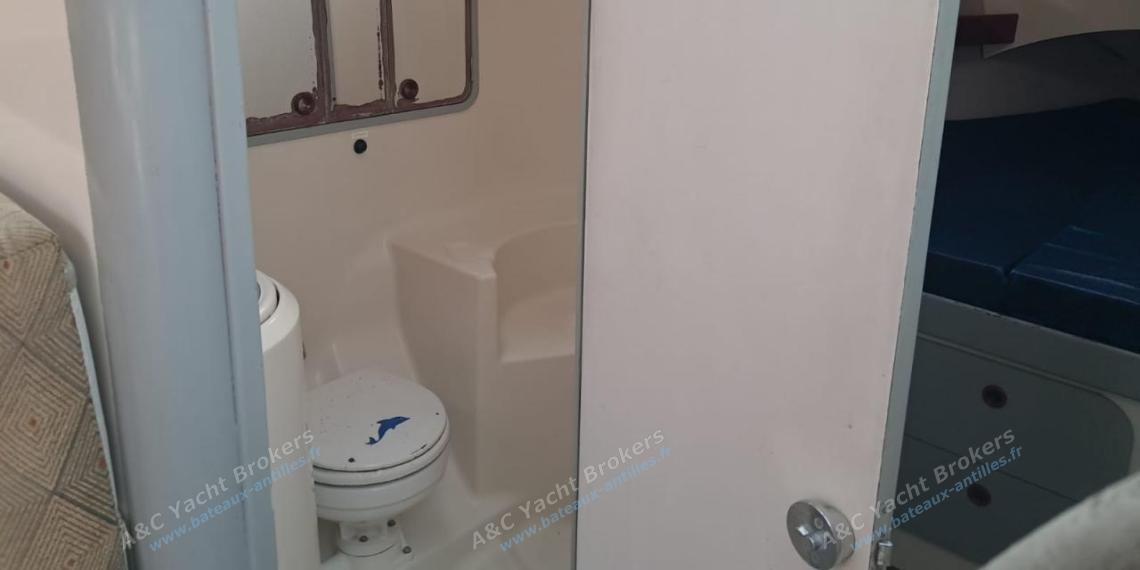 Bénéteau Evasion 36 : Toilette dans la salle d'eau à l'avant Bénéteau Evasion 36 : Toilette dans la salle d'eau à l'avant