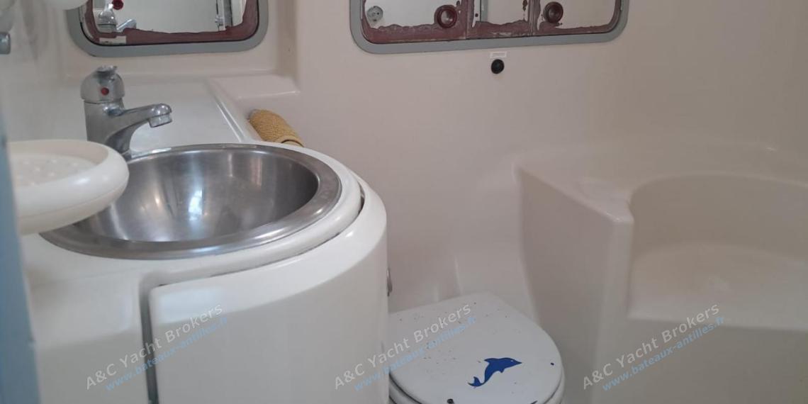 Bénéteau Evasion 36 : Lavabo dans la salle d'eau avant Bénéteau Evasion 36 : Lavabo dans la salle d'eau avant